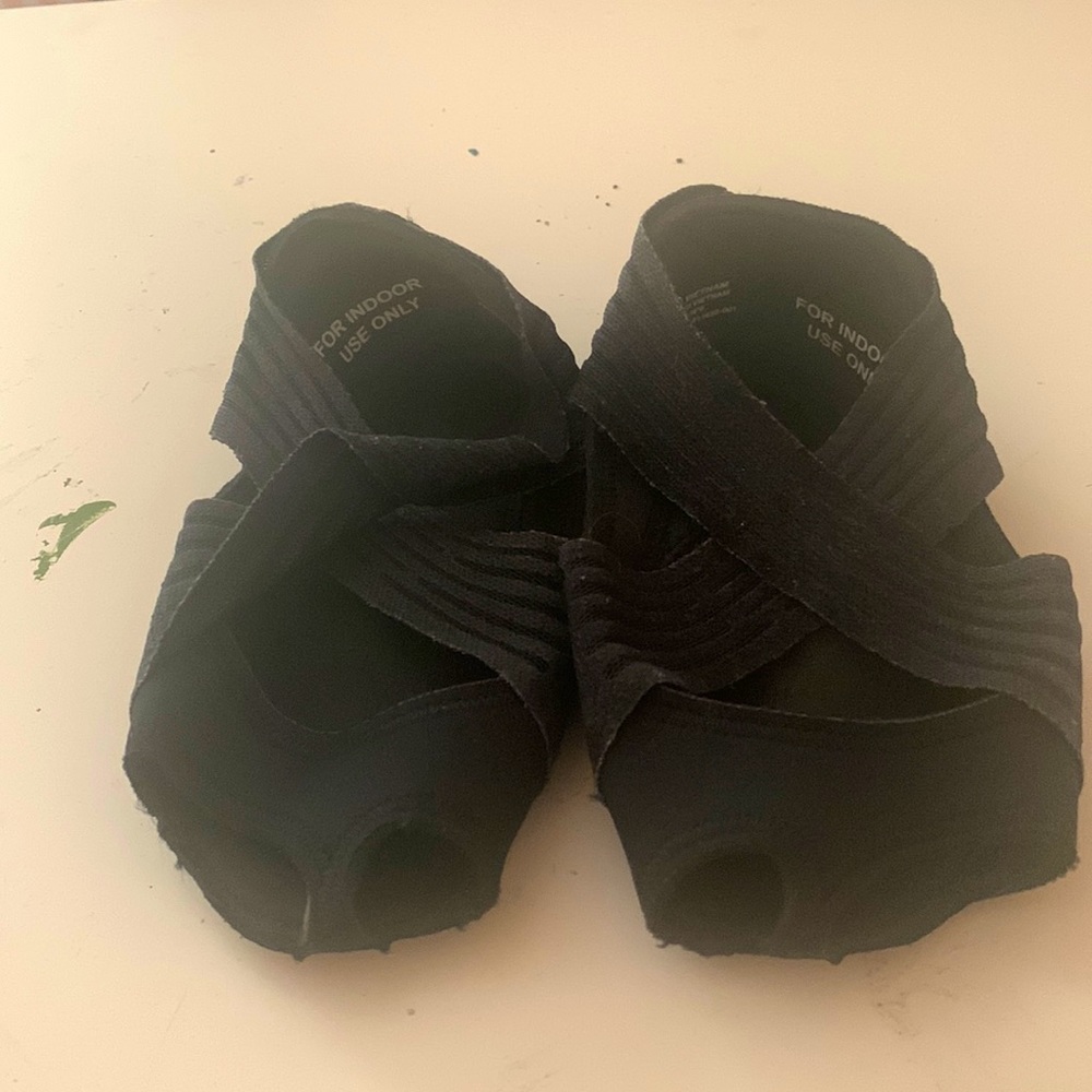 Nike Yoga/Barre Shoes w/Grip and Wash/Carry Bag, Size 6